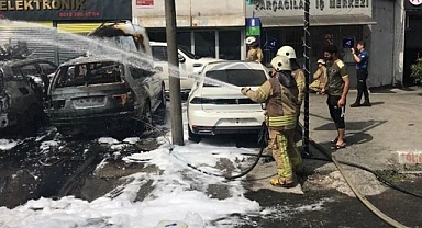 Sarıyer'de Bir Araçta Çıkan Yangın 3 Araca Sıçradı 4 Araç Kül Oldu