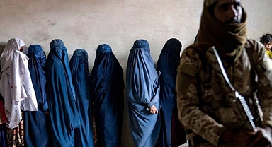 Taliban Üniversiteye Gidecek 100 Kadının Uçağa Binmesini Engelledi