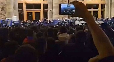 Ermeniler, Paşinyan'ı Protesto Etmek İçin Meclis Önünde Toplandı