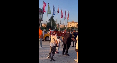 Gideceği Yeri Beğenmeyen Taksici, Tartıştığı Vatandaşları Bıçakla Kovaladı