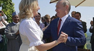 Görevdeyken Putin ile Dans Eden Eski Avusturya Dışişleri Bakanı Rusya'ya Taşındı