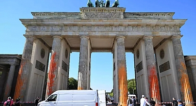 İklim Teröristleri, Almanya'da Brandenburg Kapısı’nı Hedef Aldı