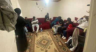 İzmir'de Evde 16 Kaçak Göçmen Yakalandı