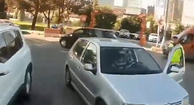 Kadıköy'de Muhtarım Diyerek Silah Gösteren Şahsı Polis, Motosikletlinin Arkasına Binip Takip Ederek Yakaladı