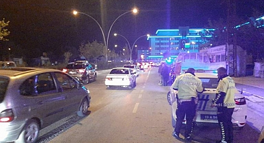 Kaza Yapan Kişi, Yoldan Geçen Genç Tarafından Bıçaklandı