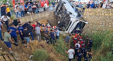 Midibüs Dere Yatağına Uçtu: 23 Kişi Yaralandı