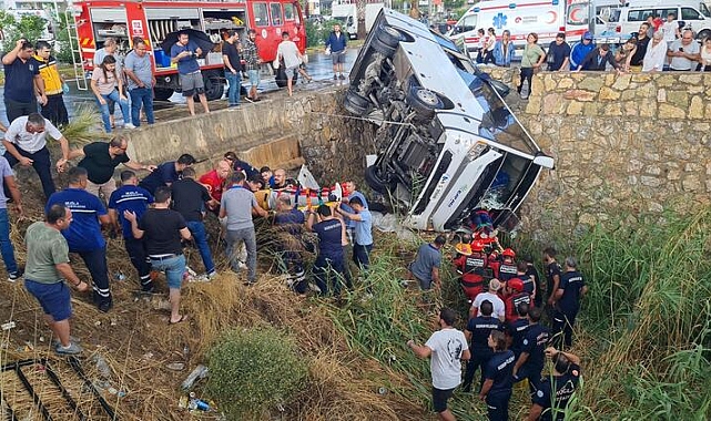 Midibüs Dere Yatağına Uçtu: 23 Kişi Yaralandı
