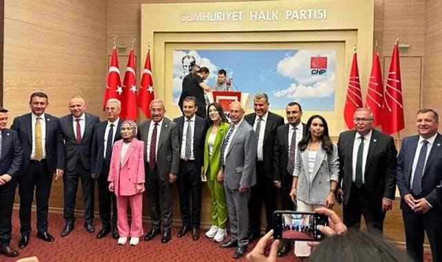 Özgür Özel'e Destek Veren Vekil ve PM Üyeleri CHP Genel Merkezi'nde