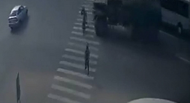 Rus Askeri Araç Luhansk'ta Bir Yayayı, Yaya Yolunun Üzerinde Ezdi