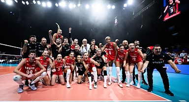 Türk Milli Voleybol Takımı'nın Final Maçı İçin Dev Ekranlar Kuruldu