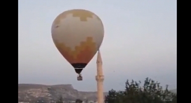 Ürgüp'te Sıcak Hava Balonu Minarenin Alemine Çarptı