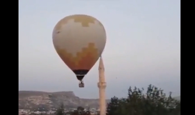 Ürgüp'te Sıcak Hava Balonu Minarenin Alemine Çarptı