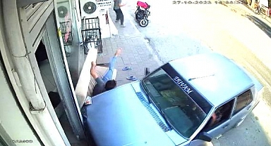 Adana'da Bir Otomobil, Esnafın Uyuduğu Kanepeye Çarptı: Esnaf Ölümden Kıl Payı Kurtuldu