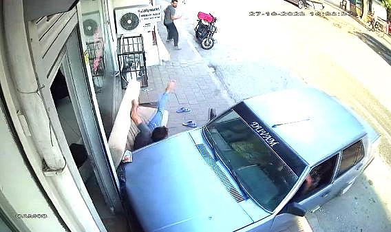 Adana'da Bir Otomobil, Esnafın Uyuduğu Kanepeye Çarptı: Esnaf Ölümden Kıl Payı Kurtuldu