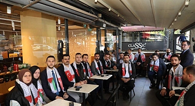 AKP Gençlik Kolları, İsrail'in Gazze'ye Saldırılarını Protesto Etmek İçin Yarım Saat Starbucks'ta Oturdu