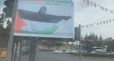 Ankara'da Merkezi Kavşaklardaki Billboardlara Korsan Olarak Filistin Afişleri Asıldı