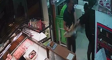 Börekçinin Kasasından Para Çalmaya Çalışan Hırsız, Dükkan Sahibi Tarafından Börek Tepsisiyle Dövüldü