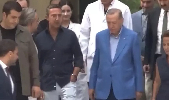 Fenerbahçe Başkanı Ali Koç AKP'li Cumhurbaşkanı Erdoğan'ın Yanında Ellerini Cebine Attığı İçin