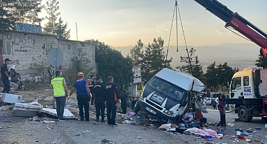 Gaziantep'te Kamyon Kırmızı Işıkta Bekleyen 3 Araca Çarptı