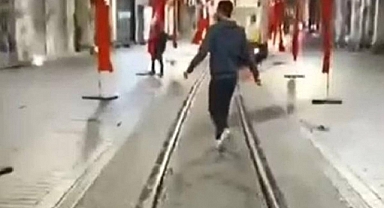 İstiklal Caddesi'ndeki Mübarek Türk Bayraklarını Yere Atan Hadsiz Meczup Gözaltına Alındı