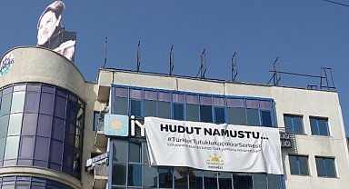 İYİ Parti Kocaeli İl Başkanlığı, Süha Çardaklı ve Batuhan Çolak'a Destek Pankartı Astı