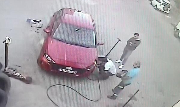 Kiraladıkları Otomobillerin Lastiklerini Çalarken Kameraya Yakalandılar