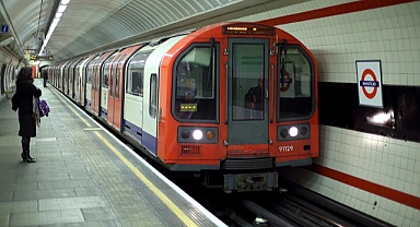Londra Metrosunda Yolculara 
