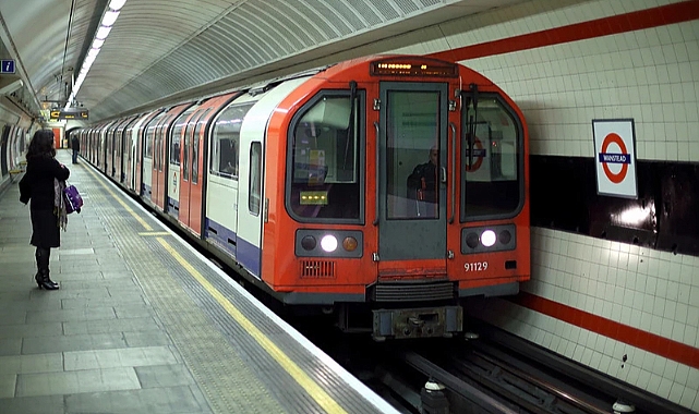 Londra Metrosunda Yolculara
