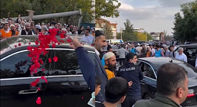 Yeni FETÖ'ler Yolda: Menzil Elebaşının Arabasına Kamu Görevlisi Gül Attı