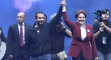 Meral Akşener, Partisinin 6.Yıl Kutlamalarında Sahneye Batuhan Çolak ile Çıktı