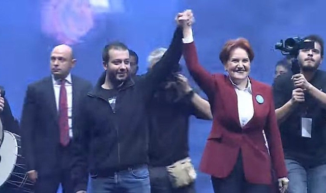 Meral Akşener, Partisinin 6.Yıl Kutlamalarında Sahneye Batuhan Çolak ile Çıktı