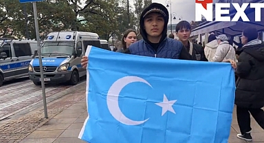 Polonya'daki Filistin Protestosunda Doğu Türkistan Bayrağı Açan Genç: Filistin'in Özgür Olması Gerekir