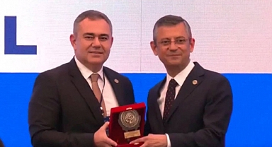 Türk Eczacılar Birliği, Özgür Özel'e Onur Ödülü Verdi