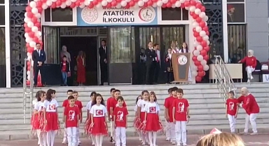 29 Ekim Kutlamalarında Öğrencileri Arasında Ayrım Yapan Öğretmene Kınama ve Yer Değiştirme Cezası
