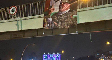 ABD Dışişleri Bakanı Blinken'ın Geçeceği Güzergahtaki Köprülere Hamas Sempatizanları Pankart Astı
