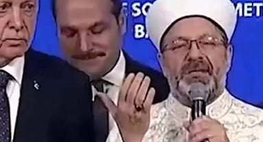 Ali Erbaş'ın Duaları Eline Bakarak Okuduğu İleri Sürüldü: Erdoğan'ın Sunucusunu Gülme Krizi Tuttu