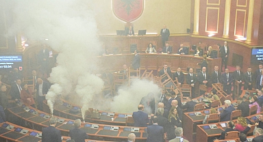 Arnavutluk Meclisi'nde Muhalefetten İkinci Kez Sis Bombalı Eylem