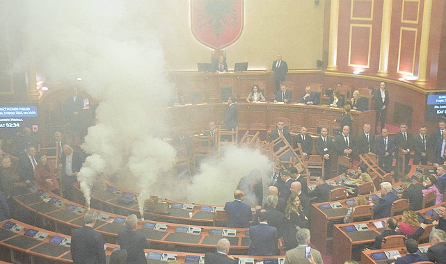 Arnavutluk Meclisi'nde Muhalefetten İkinci Kez Sis Bombalı Eylem