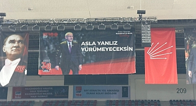 CHP'deki Kurultay Hazırlıkları Göz Dolduruyor: Kılıçdaroğlu İçin 'Asla Yanlız Yürümeyeceksin' Pankartı Astılar