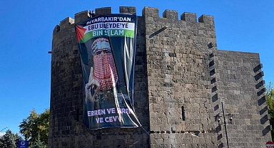 Diyarbakır Surlarına İzzeddin el-Kassam Tugayları Sözcüsünün Pankartı Asıldı