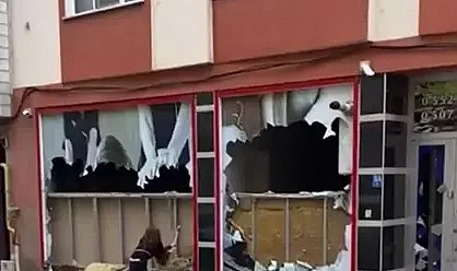 Eski Patronuna Kızdı, Keserle İş Yerinin Camlarını Kırdı