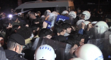Eskişehir'de Polis ve Yürüyüş Yapan Öğrenciler Arasında Arbede: 5 Polis Yaralandı