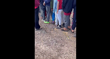 Hatay'da Çekilen Görüntülerde Kış Gelmesine Rağmen Depremzede Çocukların Ayağında Terlik Olması Dikkat Çekti