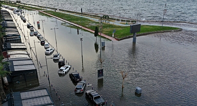 İzmir Alsancak'ta Deniz Taştı Göle Dönen Yollar Böyle Görüntülendi