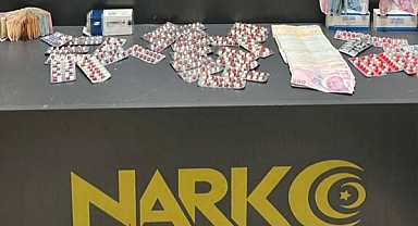 İzmir'de 4 Bin 854 Sentetik Hap Ele Geçirildi; 3 Gözaltı