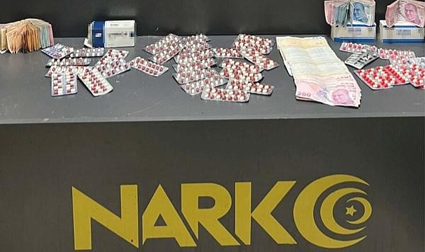 İzmir'de 4 Bin 854 Sentetik Hap Ele Geçirildi; 3 Gözaltı
