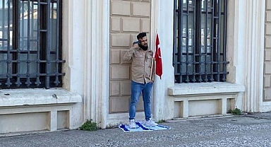 İzmir'de Pakistan Uyruklu Şahıs Yere İsrail Bayrağı Serip Başına Tabanca Dayadı