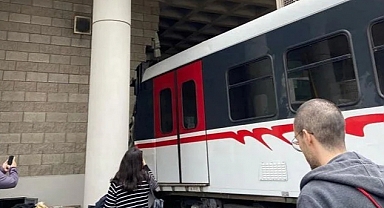 İzmir'de Raydan Çıkan Metro Duvara Çarptı