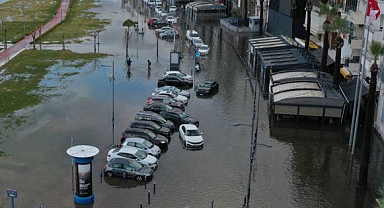 İzmir'de Yoğun Yağış Sonucunda Deniz Taştı Mahsur Kalan Vatandaşlar Lastik Botlarla Kurtarıldı