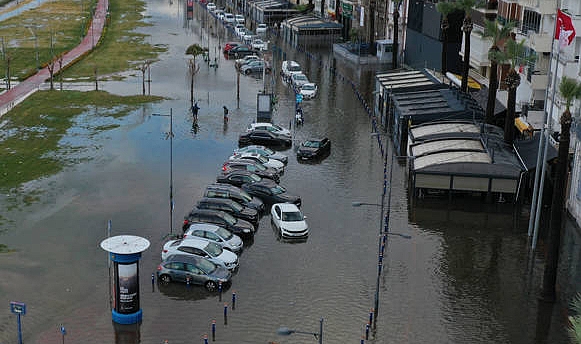 İzmir'de Yoğun Yağış Sonucunda Deniz Taştı Mahsur Kalan Vatandaşlar Lastik Botlarla Kurtarıldı